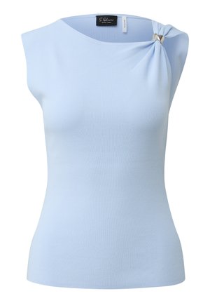 Jasnoniebieska dzianinowa bluzka bez rękawów z asymetrycznym dekoltem, zebranym i przymocowanym srebrnym kółkiem po prawej stronie ramienia.