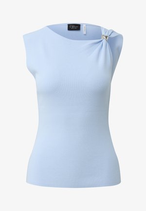 Lichtblauw mouwloos gebreid topje met asymmetrische halslijn, samengebonden en vastgezet door een zilveren ringdetail op de rechter schouder.