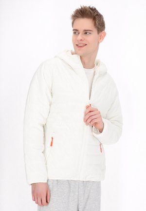 Witte donzen jas met een capuchon, voorzien van oranje ritslippen en een gewatteerde textuur. Het model draagt het over een licht shirt en grijze broek.