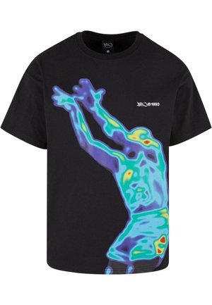 Czarny bawełniany t-shirt z żywą, termalną grafiką przedstawiającą skaczącą postać, z niebieskimi, zielonymi i żółtymi akcentami. Widoczny logo "1993".