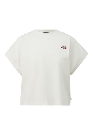 Witte katoenen t-shirt met korte, brede mouwen. Heeft een klein geborduurd grafisch ontwerp van een pet op de linkerkant van de borst. Eenvoudige en ontspannen pasvorm.