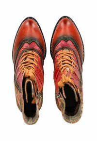 Bottines en cuir colorées avec un bout pointu, un embossage floral complexe, des lacets marron et des coutures décoratives le long des coutures.