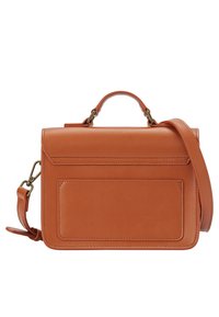 Skórzana torba w kolorze tan z wyraźną strukturą, wyposażona w krótki uchwyt, długi pasek oraz przednią kieszeń z widocznymi przeszyciami.