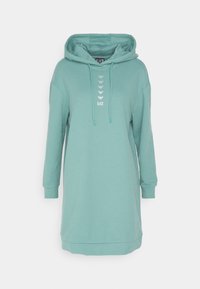 Ljus teal lång hoodieklänning med framdragningar och vitt EA7-logotyp och pil-design ner längden på bröstet.