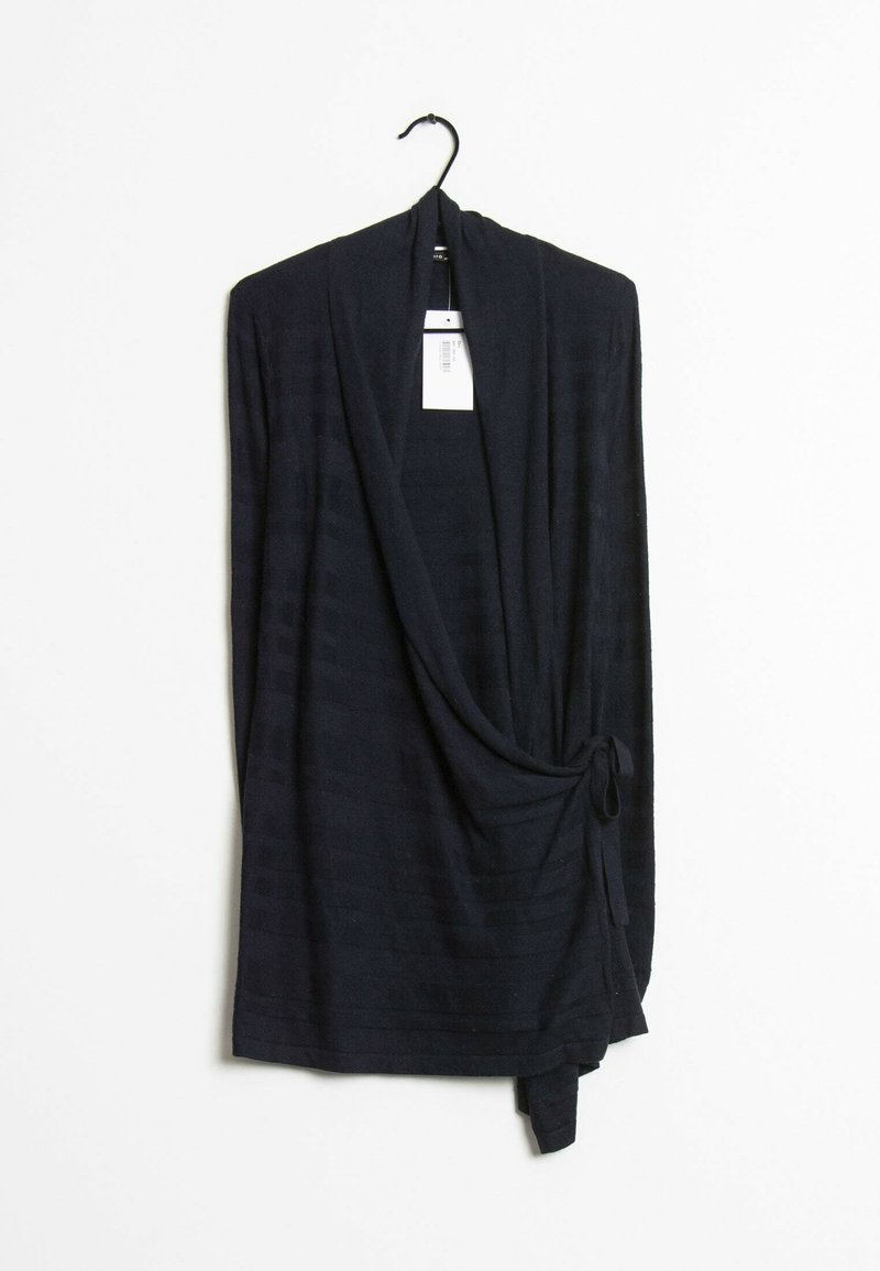 Musta, pehmeä neulottu kietaisu, jossa on laskostettu muotoilu. Yhdessä sivussa on solmittava kiinnitys ja koko pinnassa on hienovaraisia teksturoituja raitoja. Ripustettu koukkuun.