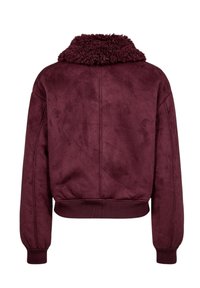Veste bomber en daim bordeaux avec poignets et ourlet côtelés, dotée d'un col sherpa douillet et de manches longues, vue de dos.
