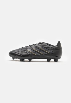 Chaussure de football noire avec un design à rayures dorées, des lacets et des crampons moulés pour une bonne traction sur les terrains herbeux.