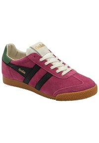 Sneaker in suede rosa con strisce nere, lacci bianchi, accentuazione verde sul tallone e suola in gomma marrone testurizzata. Logo dorato sulla linguetta.
