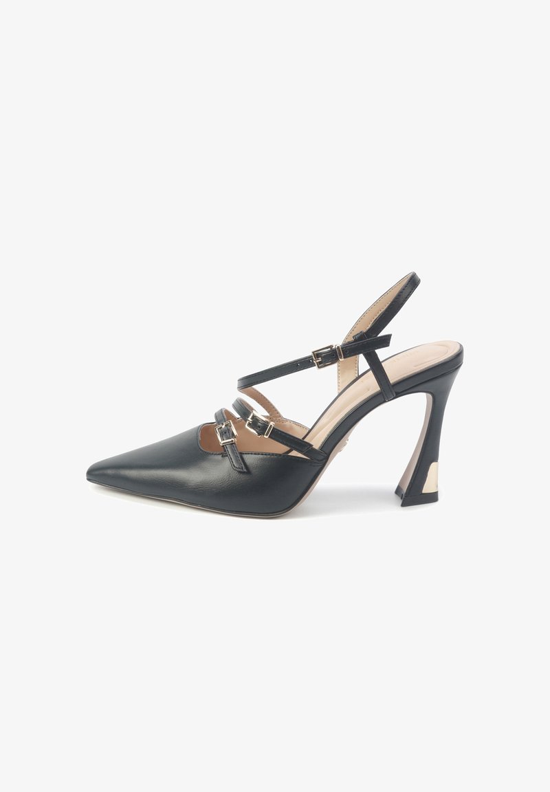 Sandalo alto in pelle nera con punta affusolata, cinturini incrociati con fibbie e un design del tacco architettonico unico.