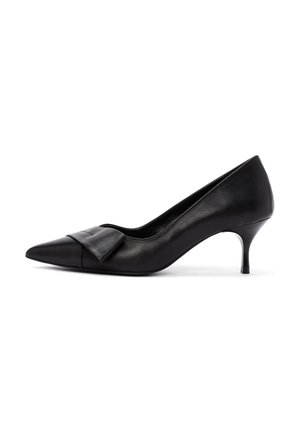 Zapato de tacón alto de cuero negro con puntera puntiaguda, tacón de aguja bajo y una amplia correa decorativa en la parte frontal.
