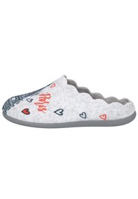 Pantuflas grises de fieltro con bordes en forma de ola, con un patrón de corazones en rojo y azul marino y "París" en texto rojo en la parte superior. Suela suave.