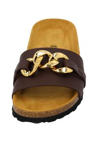Bruine schuif sandaal met een brede band met een gouden kettingaccent, suède zool en gestructureerde zwarte rubberen zool. Maat 36.