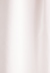 Tessuto rosa chiaro con una texture liscia e una leggera lucentezza, presenta un sottile motivo intrecciato che crea un aspetto morbido ed elegante.