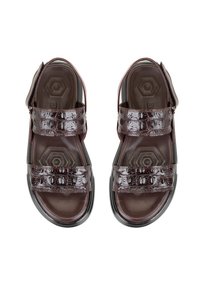 Bordeaux sandalen met glanzende, gladde banden met een krokodillenpatroon. Zwarte zool met een hexagonaal patroon op de voetbed.