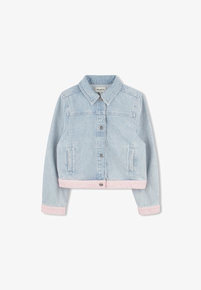 Lichtblauwe dennenjas met een kraag, knoopsluiting, twee zijzakken en een roze accent aan de zoom en manchetten, cropped design.