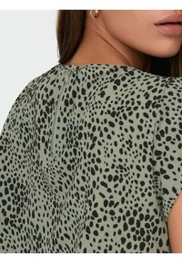 ONLY ONLVIC AOP  - Camiseta estampada - seagrass