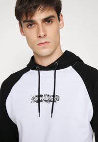 Santa Cruz FLIER STRIP HOOD - Camisola - black/white