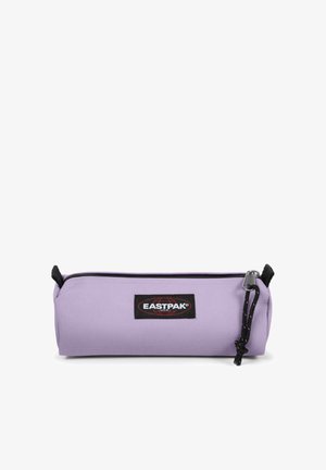 Astuccio viola realizzato in tessuto testurizzato, con chiusura a zip, dettagli neri e un'etichetta con il logo Eastpak sul davanti.