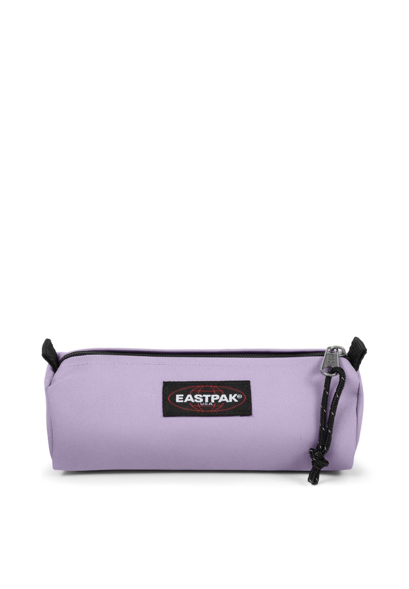 Trousse violette en tissu texturé, avec fermeture éclair, accents noirs et un patch logo Eastpak à l'avant.