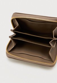 Barna bőr pénztárca, arany cipzárral, két rekesszel és sima belső térrel, kártyák és készpénz rendszerezésére tervezve.