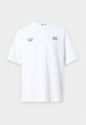 Tricou alb cu mâneci scurte, cu logo Adidas albastru pe pieptul stâng și text albastru "Care Bears" pe pieptul drept.