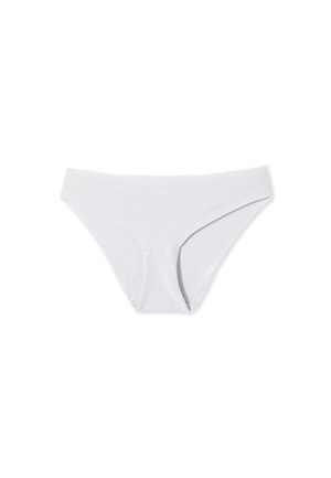 Ropa interior estilo bikini blanca sin costuras, con tela suave y elástica y ajuste de tiro bajo sobre un fondo blanco liso.