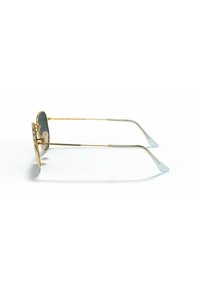 Gafas de sol de metal dorado con lentes grises, montura ovalada, brazos delgados y puntas azules. Diseño ligero con un minimalismo elegante.