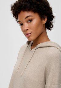 s.Oliver MIT VERLÄNGERTEM RÜCKENSAUM - Kapuzenpullover - helles beige