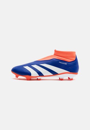 Crampons de football bleu et orange avec un col de cheville ajusté, une tige texturée, trois bandes blanches et des crampons rouges sur la semelle.