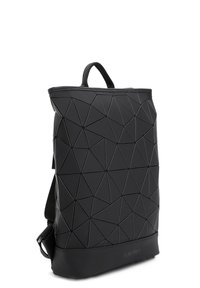 Svart geometrisk ryggsäck med texturerade triangulära mönster, tillverkad av hållbart material, med ett handtag upptill och justerbara remmar.
