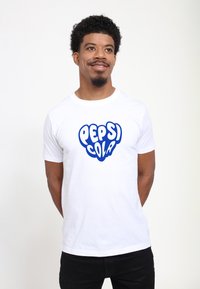 Bílý bavlněný tričko s velkým modrým grafickým potiskem "PEPSI COLA". Klasický design s kulatým výstřihem, krátkými rukávy a hladkým povrchem.