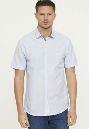 Chemise à manches courtes bleu clair à boutons avec un motif subtil, fabriquée en tissu lisse, dotée d'un col pointu et d'un ourlet droit.