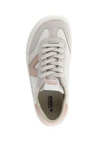 Vit och beige avslappnad sneakersko med snörning, mockadetaljer och varumärkesmärkning på innersulan och tungan.