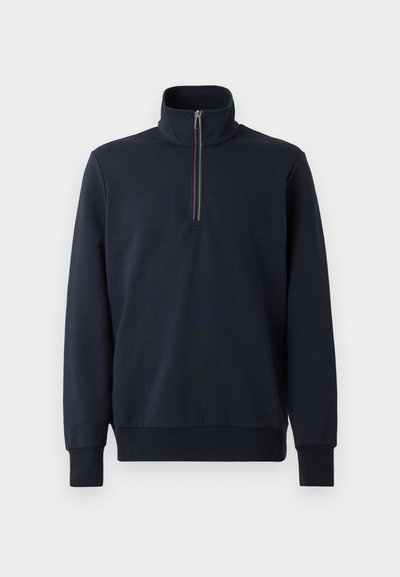 Sudadera de color navy con cuello de cremallera, que presenta una raya multicolor en la cremallera, fabricada con un tejido suave y liso con mangas largas.