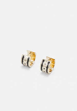 Goldfarbene Creolen mit schwarzen Emaille-Akzenten. Verfügt über ein texturiertes Design mit einem kleinen klaren Stein als Detail.