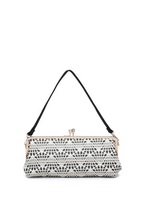 Piccola pochette rettangolare con motivo geometrico bianco e nero, cornice dorata, chiusura a scatto kiss-lock e tracolla nera.