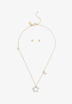 Smykkesæt i guldtoneret metal med en stjernependant og en halvmånecharme med klare stene; inkluderer matchende stjerneøreringe.