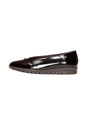 Zapato plano femenino de color marrón oscuro brillante con punta redonda, pequeño botón decorativo y suela flexible texturizada.
