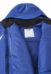 Blaue gepolsterte Jacke mit schwarzem Futter, ausgestattet mit einer Kapuze, einer Reißverschlusstasche und einem Etikett mit Marken- und Größeninformationen.