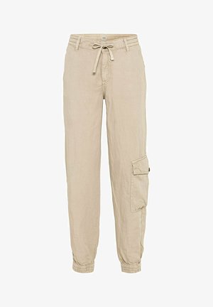 Pantalon cargo beige avec poignets élastiques, taille à cordon, passants pour ceinture, et une poche à rabat boutonnée sur la cuisse droite.