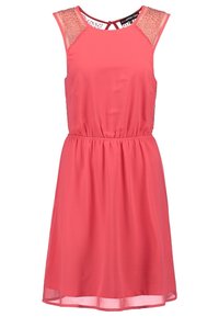 Korálové šaty bez rukávů s nařaseným pasem, průhlednými bočními panely a jemnými ozdobami na ramenou. Lehká, hladká tkanina.