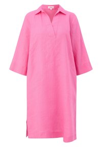 Rosa Leinenkleid mit Kragen, kurzen Ärmeln, einem Schlitz-Ausschnitt und seitlichen Schlitzen am Saum. Weiche Textur und lockerer Schnitt.