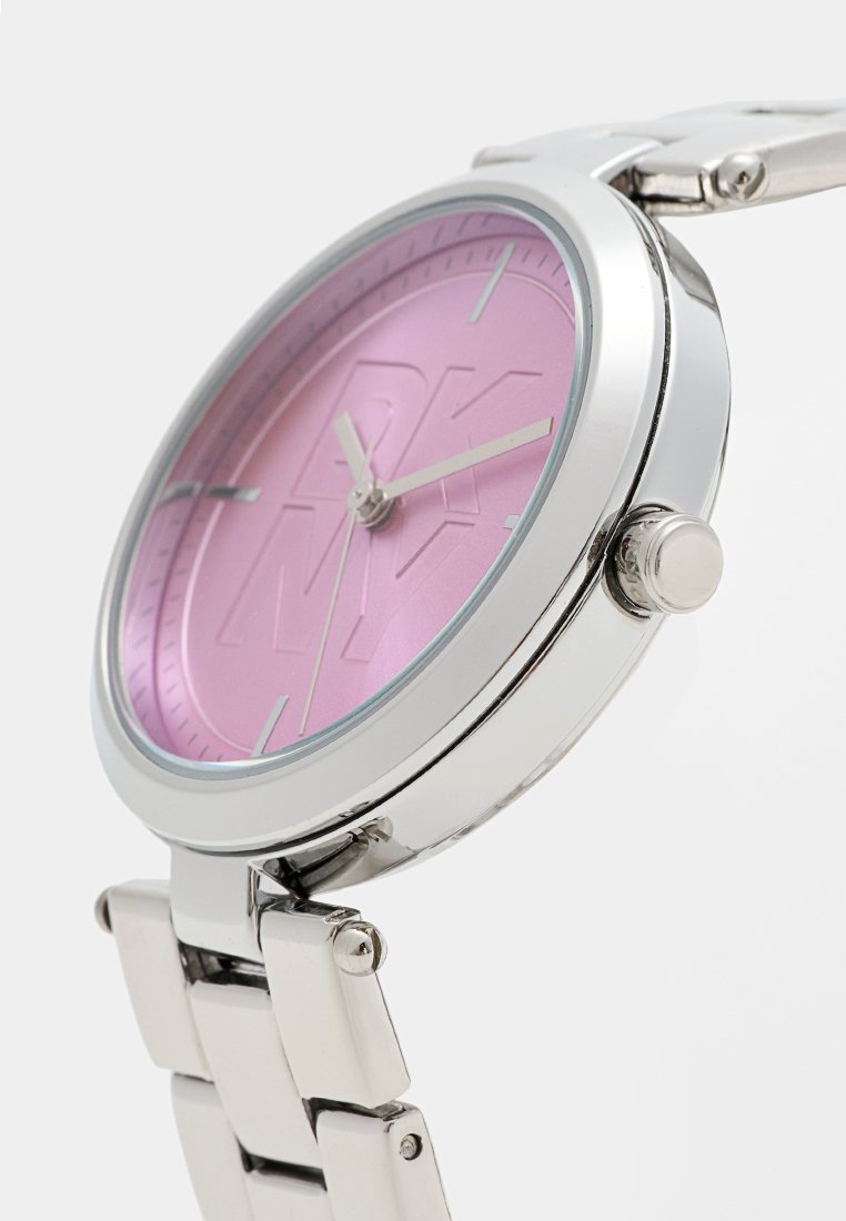 Montre en acier inoxydable argenté avec un boîtier rond, cadran rose avec lettres en relief, et un bracelet à maillons.