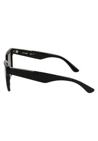 Svarta solglasögon med en blank ram, med strukturerade svarta accenter på bågarna och detaljer i guld.