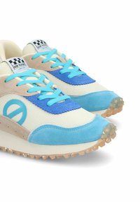 Sneaker con parte superiore in rete di colore beige chiaro, dettagli in suede blu e lacci turchesi, dotati di un'etichetta decorata e suola testurizzata.