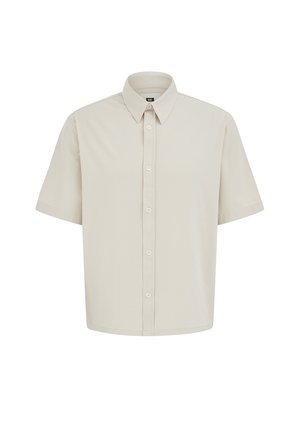 Bež kratka srajca s kratkimi rokavi, klasičnim ovratnikom, vidnimi gumbi spredaj in ravnim robom.