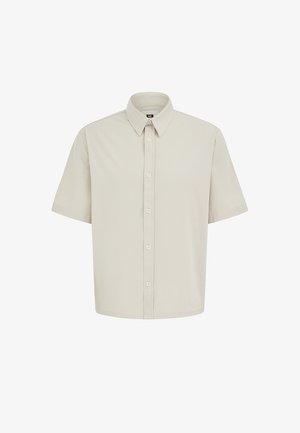Bež kratka srajca s kratkimi rokavi, klasičnim ovratnikom, vidnimi gumbi spredaj in ravnim robom.