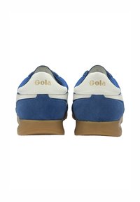 Scarpe da ginnastica in suede blu con dettagli bianchi, dotate di una suola in gomma marrone e il marchio "Gola" sul tallone. Design classico delle sneaker.