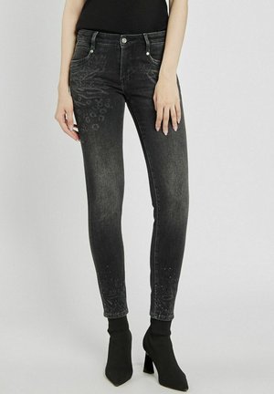 - Jeansy Slim Fit