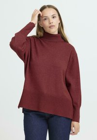 Burgundy színű pulóver magas gallérral, hosszú ujjakkal és bordázott aljjal; puha kötött anyagból készült; laza fit, enyhén oversize design.
